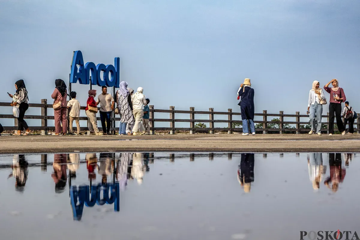 Pengunjung menikmati suasana libur panjang Natal dan Tahun Baru dengan berkunjung ke Taman Impian Jaya Ancol, Jakarta, Jumat, 26 Desember 2025. (Sumber: Poskota/Dhiya Ahmad Fauzan)