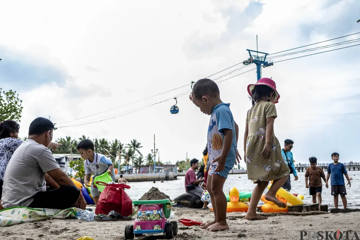 Pengunjung menikmati suasana libur panjang Natal dan Tahun Baru dengan berkunjung ke Taman Impian Jaya Ancol, Jakarta, Jumat, 26 Desember 2025. (Sumber: Poskota/Dhiya Ahmad Fauzan)