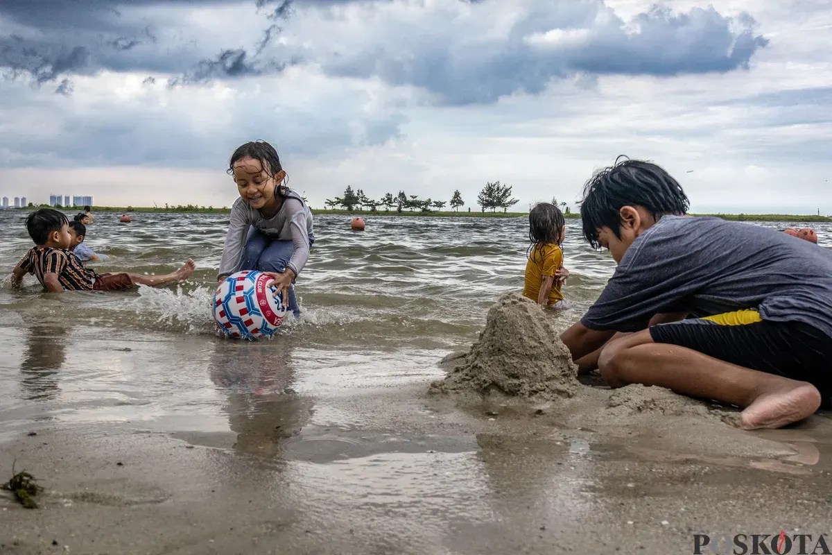 Pengunjung menikmati suasana libur panjang Natal dan Tahun Baru dengan berkunjung ke Taman Impian Jaya Ancol, Jakarta, Jumat, 26 Desember 2025. (Sumber: Poskota/Dhiya Ahmad Fauzan)