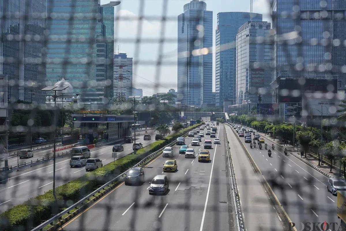 Sejumlah kendaraan melintas di sepanjang Jalan Gatot Subroto, dan Rasuna Said, Jakarta, Kamis, 25 Desember 2025. (Sumber: Poskota/Bilal Nugraha Ginanjar)