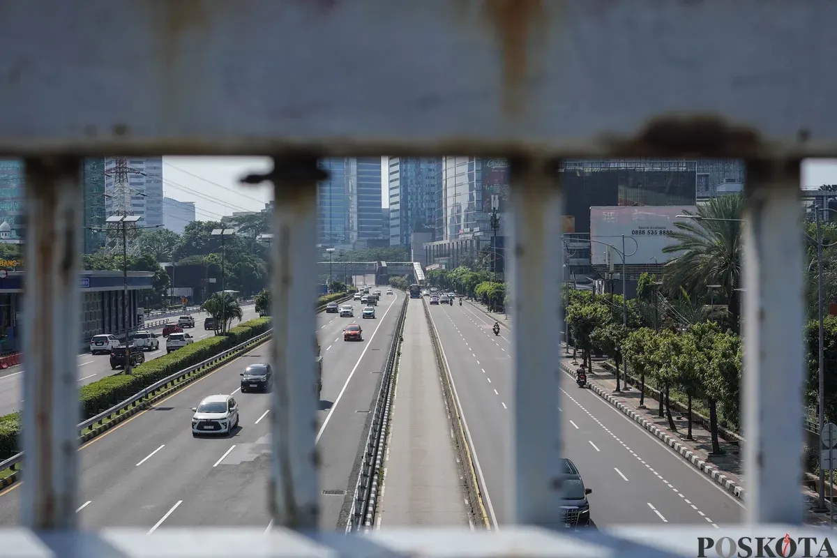 Sejumlah kendaraan melintas di sepanjang Jalan Gatot Subroto, dan Rasuna Said, Jakarta, Kamis, 25 Desember 2025. (Sumber: Poskota/Bilal Nugraha Ginanjar)