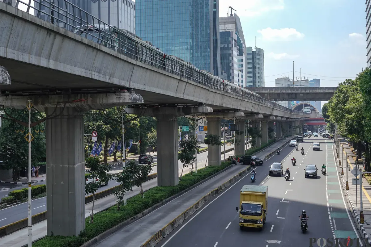 Sejumlah kendaraan melintas di sepanjang Jalan Gatot Subroto, dan Rasuna Said, Jakarta, Kamis, 25 Desember 2025. (Sumber: Poskota/Bilal Nugraha Ginanjar)
