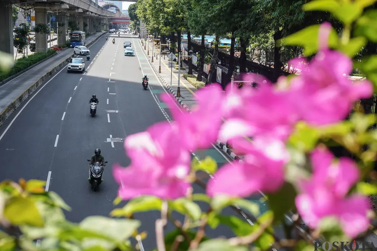Sejumlah kendaraan melintas di sepanjang Jalan Gatot Subroto, dan Rasuna Said, Jakarta, Kamis, 25 Desember 2025. (Sumber: Poskota/Bilal Nugraha Ginanjar)