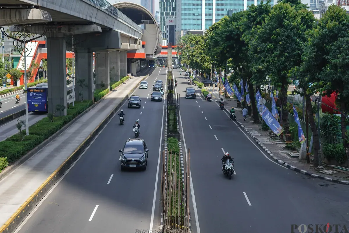 Sejumlah kendaraan melintas di sepanjang Jalan Gatot Subroto, dan Rasuna Said, Jakarta, Kamis, 25 Desember 2025. (Sumber: Poskota/Bilal Nugraha Ginanjar)