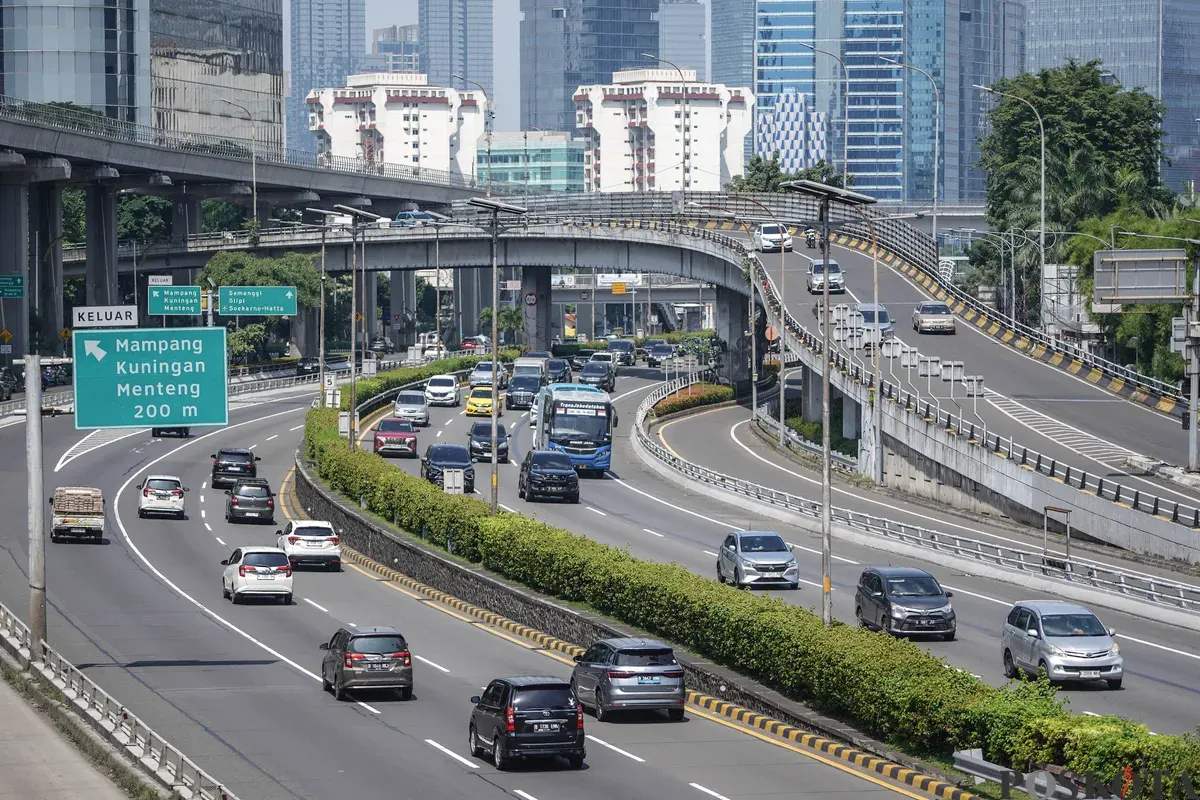 Sejumlah kendaraan melintas di sepanjang Jalan Gatot Subroto, dan Rasuna Said, Jakarta, Kamis, 25 Desember 2025. (Sumber: Poskota/Bilal Nugraha Ginanjar)