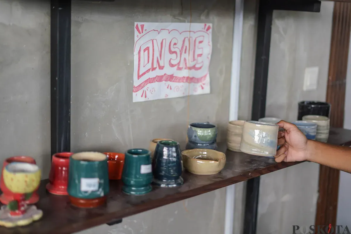 Pengunjung membuat kerajinan keramik dengan teknik tangan bebas dalam kelas pembuatan kerajinan tanah liat di Lost in Clay Pottery Studio, Taman Ismail Marzuki, Jakarta, Minggu, 28 Desember 2025. (Sumber: Poskota/Bilal Nugraha Ginanjar)