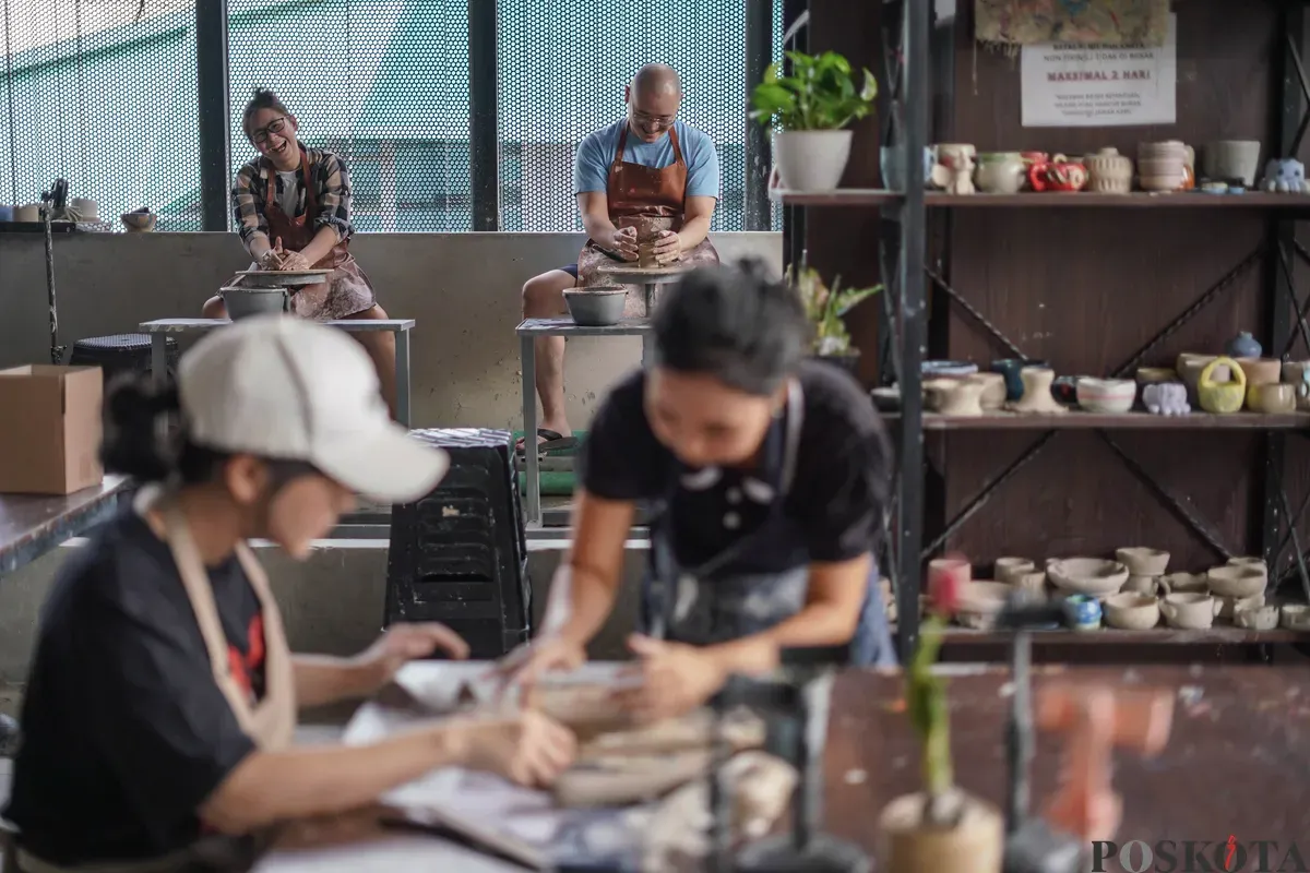 Pengunjung membuat kerajinan keramik dengan teknik tangan bebas dalam kelas pembuatan kerajinan tanah liat di Lost in Clay Pottery Studio, Taman Ismail Marzuki, Jakarta, Minggu, 28 Desember 2025. (Sumber: Poskota/Bilal Nugraha Ginanjar)