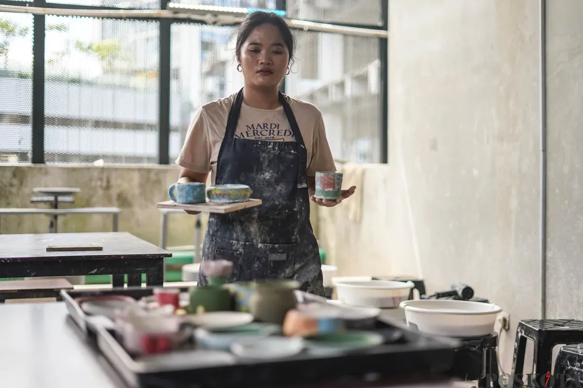 Pengunjung membuat kerajinan keramik dengan teknik tangan bebas dalam kelas pembuatan kerajinan tanah liat di Lost in Clay Pottery Studio, Taman Ismail Marzuki, Jakarta, Minggu, 28 Desember 2025. (Sumber: Poskota/Bilal Nugraha Ginanjar)