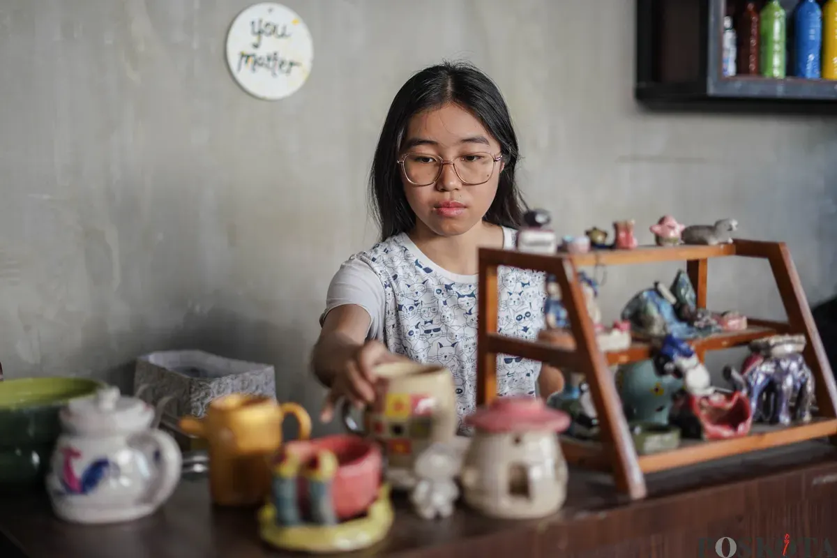 Pengunjung membuat kerajinan keramik dengan teknik tangan bebas dalam kelas pembuatan kerajinan tanah liat di Lost in Clay Pottery Studio, Taman Ismail Marzuki, Jakarta, Minggu, 28 Desember 2025. (Sumber: Poskota/Bilal Nugraha Ginanjar)
