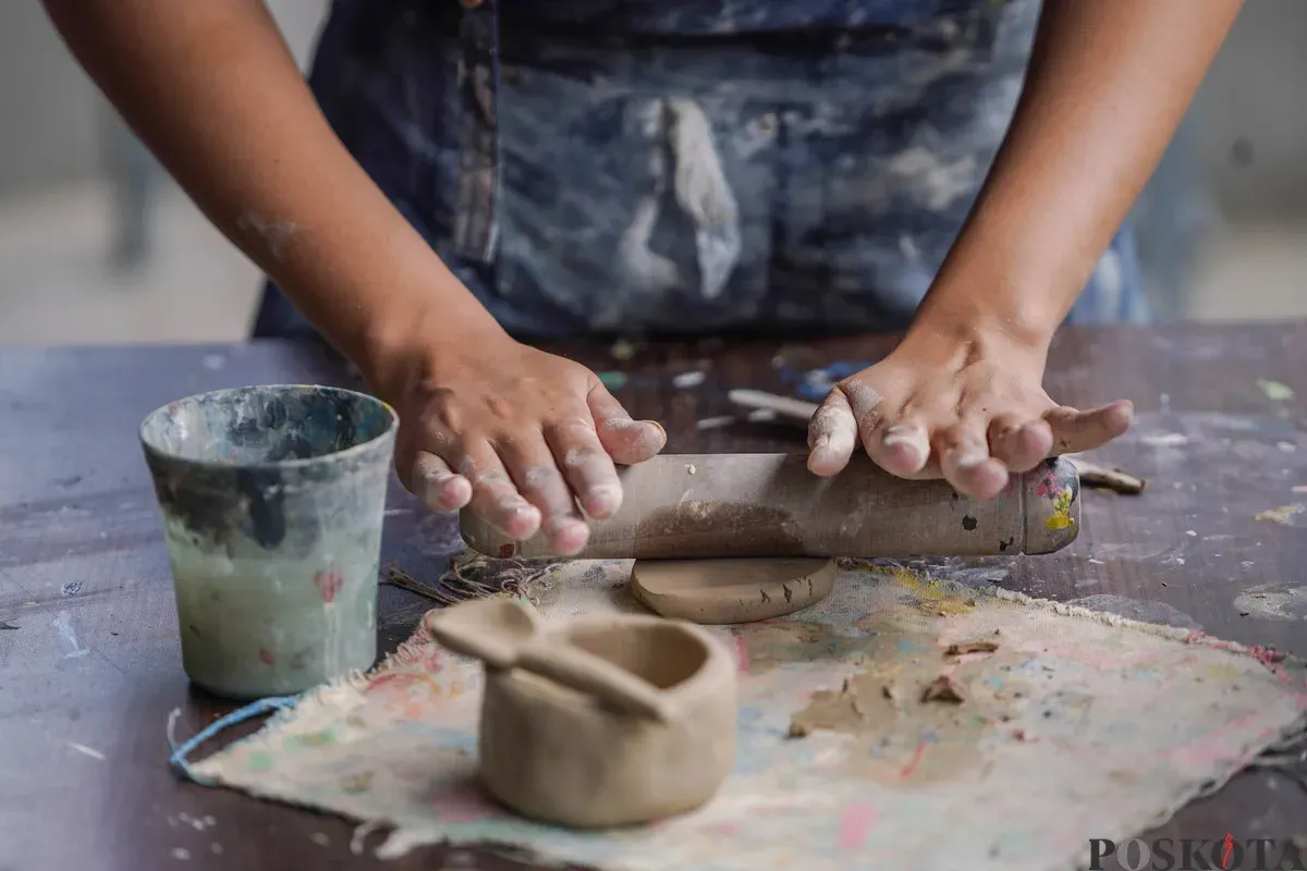 Pengunjung membuat kerajinan keramik dengan teknik tangan bebas dalam kelas pembuatan kerajinan tanah liat di Lost in Clay Pottery Studio, Taman Ismail Marzuki, Jakarta, Minggu, 28 Desember 2025. (Sumber: Poskota/Bilal Nugraha Ginanjar)
