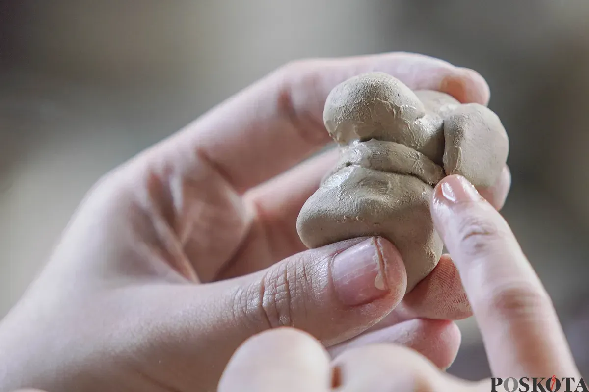 Pengunjung membuat kerajinan keramik dengan teknik tangan bebas dalam kelas pembuatan kerajinan tanah liat di Lost in Clay Pottery Studio, Taman Ismail Marzuki, Jakarta, Minggu, 28 Desember 2025. (Sumber: Poskota/Bilal Nugraha Ginanjar)