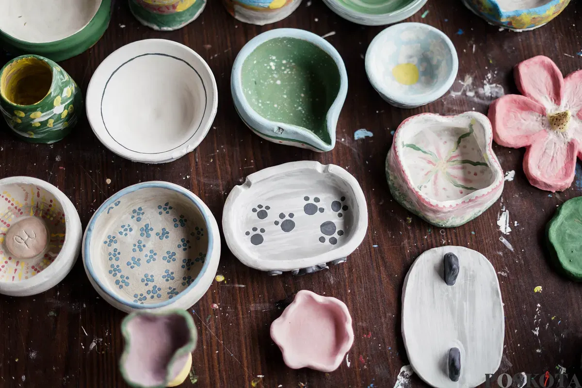 Pengunjung membuat kerajinan keramik dengan teknik tangan bebas dalam kelas pembuatan kerajinan tanah liat di Lost in Clay Pottery Studio, Taman Ismail Marzuki, Jakarta, Minggu, 28 Desember 2025. (Sumber: Poskota/Bilal Nugraha Ginanjar)