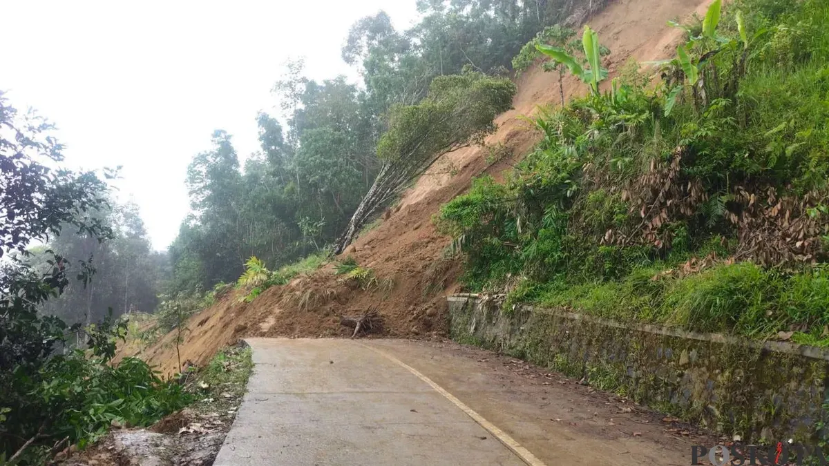 Akses jalan utama Cisitu, Kecamatan Cibeber, Lebak, tertimbun tanah longsor. (Sumber: Istimewa)