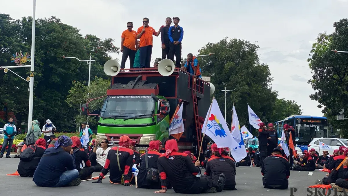 Peserta unjuk rasa buruh yang digelar di kawasan Jalan Medan Merdeka Selatan, Jakarta Pusat, pada Senin, 29 Desember 2025 tidak sebanyak aksi-aksi sebelum. (Sumber: Poskota/Ali Mansur)