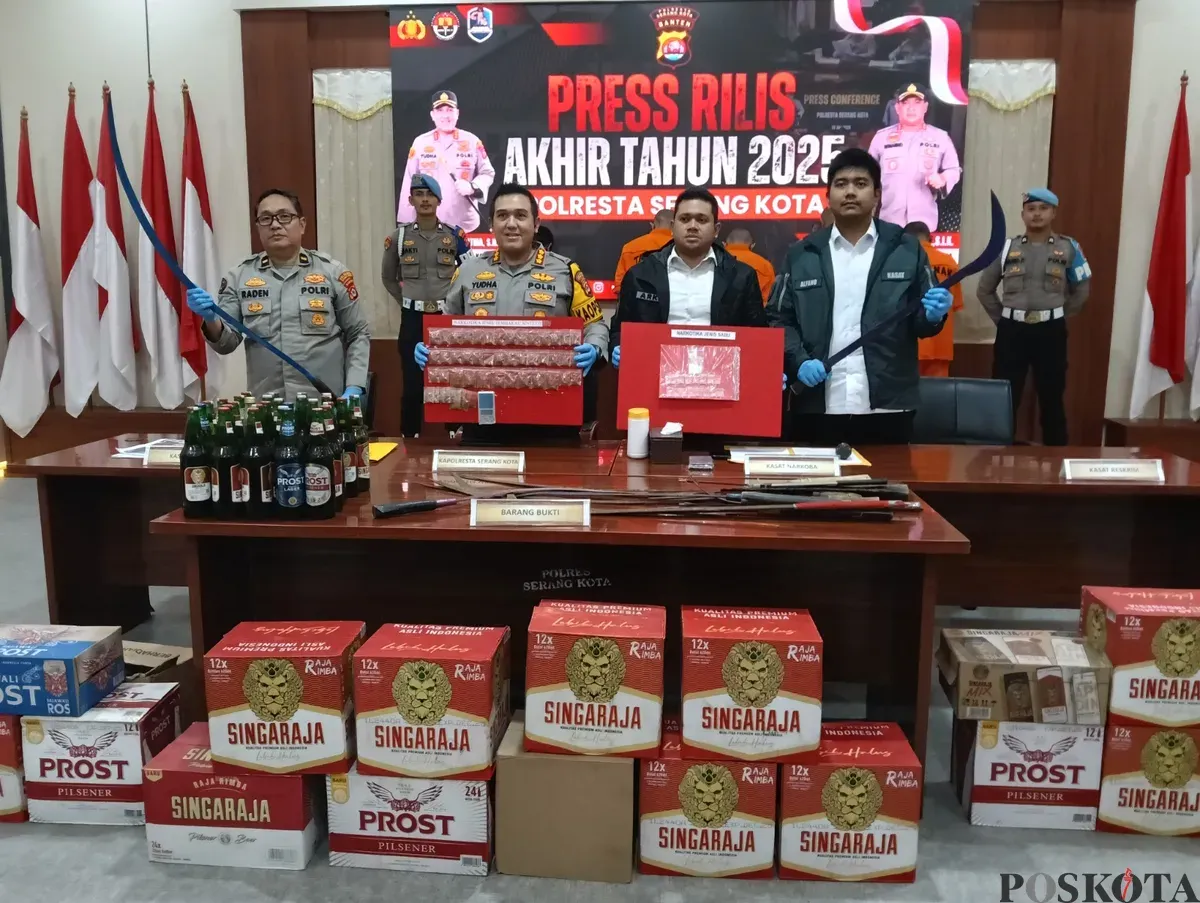 Kapolresta Serang Kota Kombes Yudha Satria menunjukkan barang bukti hasil pengungkapan periode 2025. (Sumber: Poskota/Rahmat Haryono)