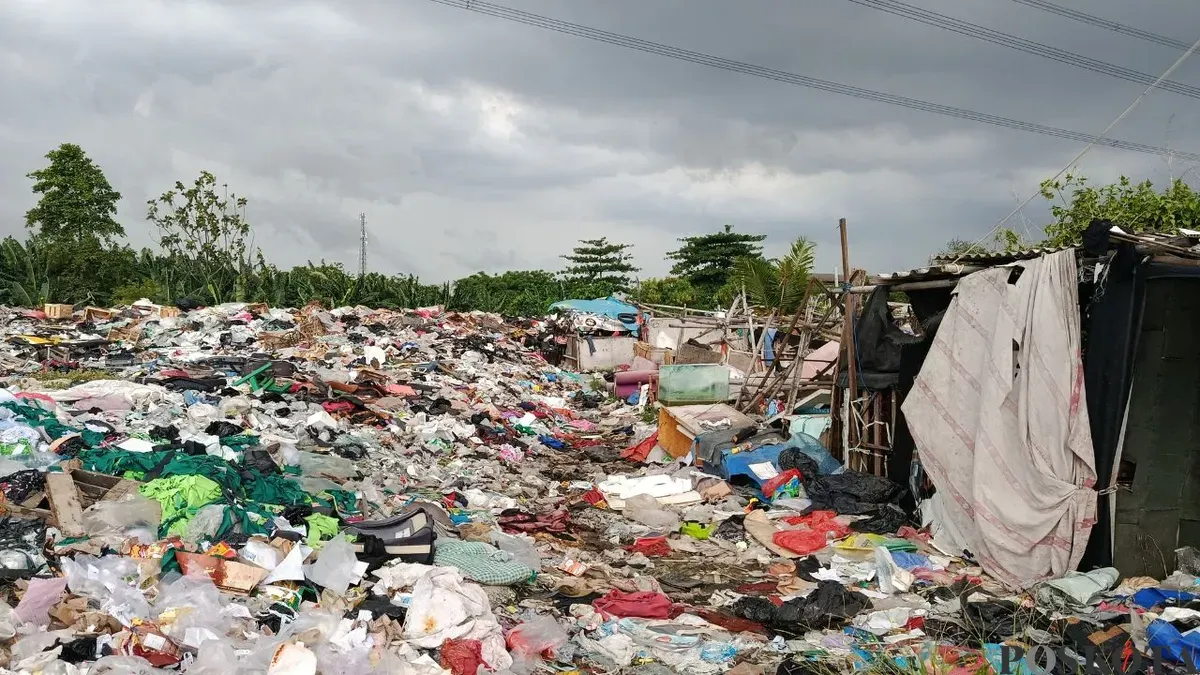 Kondisi Tempat Pembuangan Sampah (TPS) liar di balik deretan ruko terbengkalai, Kelurahan Kebalen, Kecamatan Babelan, Kabupaten Bekasi. (Sumber: Poskota/Nurpini Aulia Rapika)