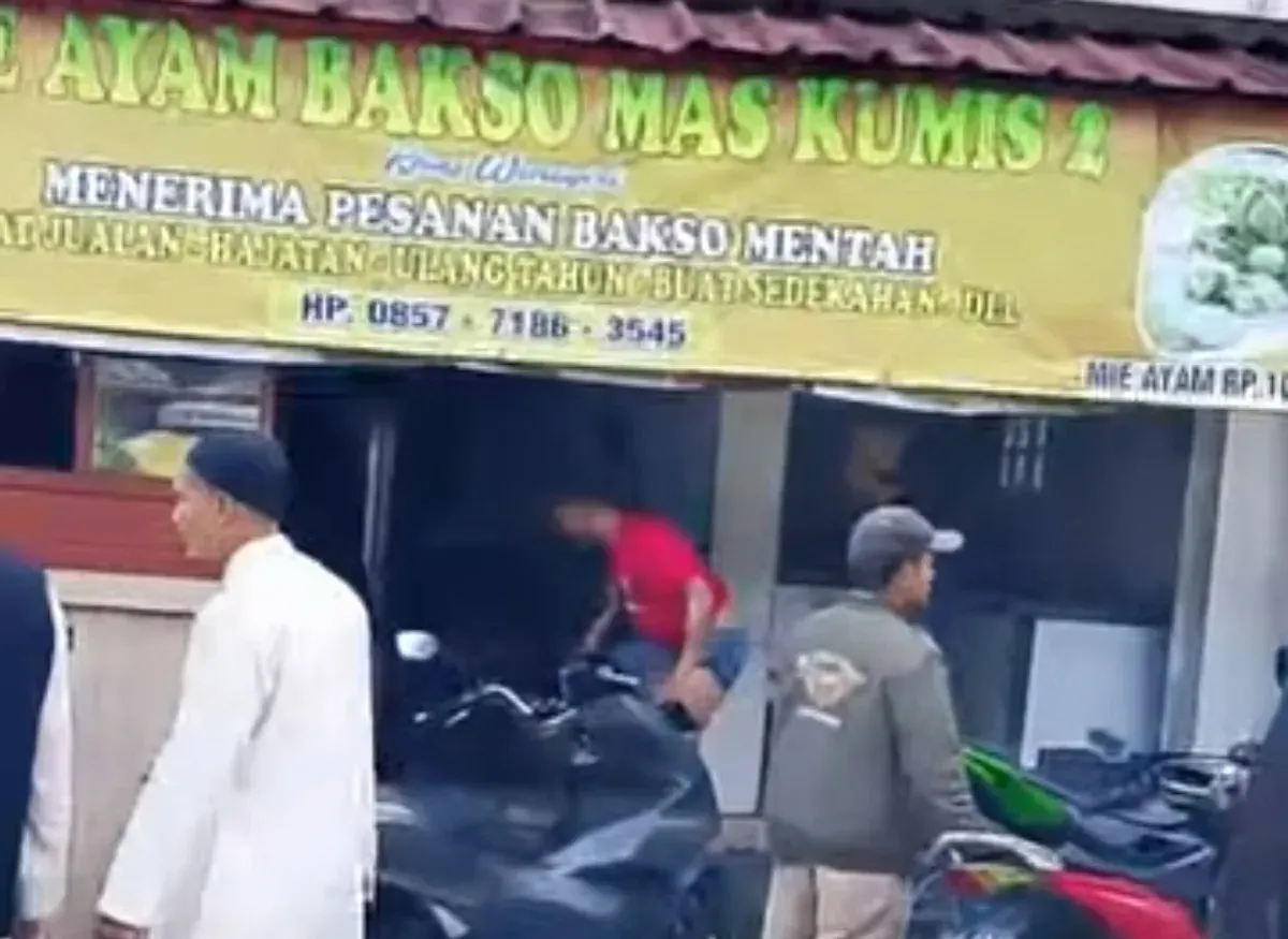 Sejumlah warga berkumpul pasca ledalan gas 3 kilogram di sebuah warung bakso di wilayah Puncak, Bogor. (Sumber: Istimewa)