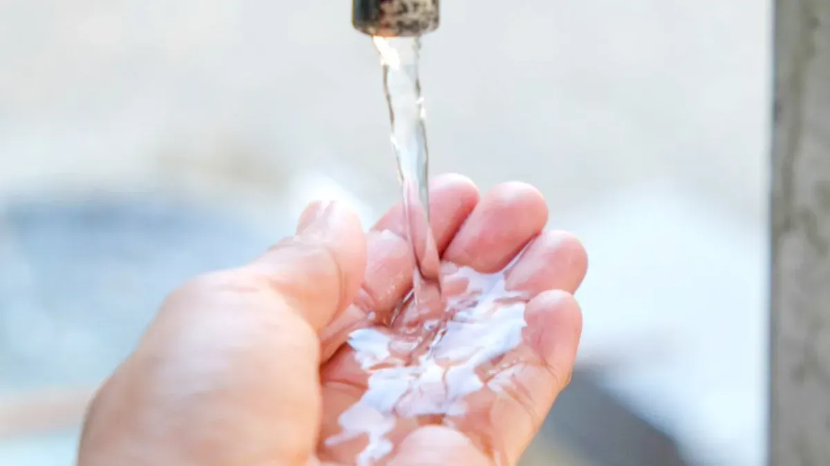 Ilustrasi layanan air bersih untuk masyarakat. (Sumber: Pureeve)