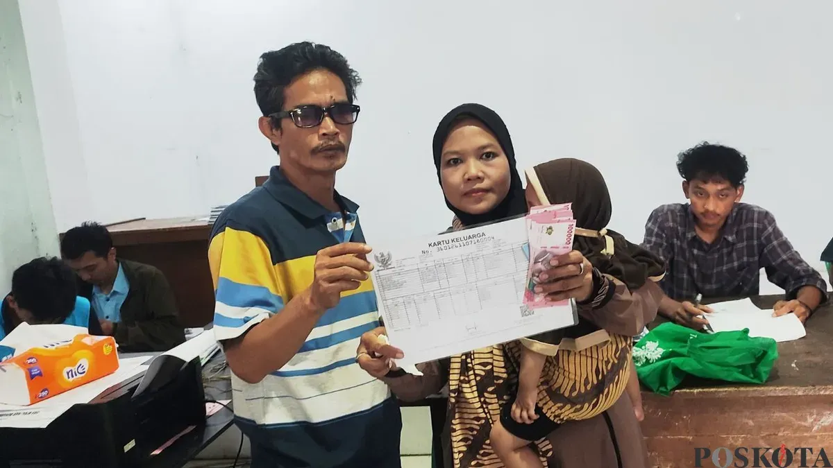 Para penerima manfaat BLT Kesra di Desa Cipicung, Kecamatan Cikedal, Kabupaten Pandeglang, menerima bansos. (Sumber: Poskota/Samsul Fatoni)