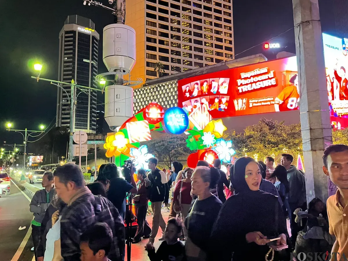 Ilustrasi warga di Bundaran HI, Jakarta Pusat. (Sumber: Poskota/M. Tegar Jihad)