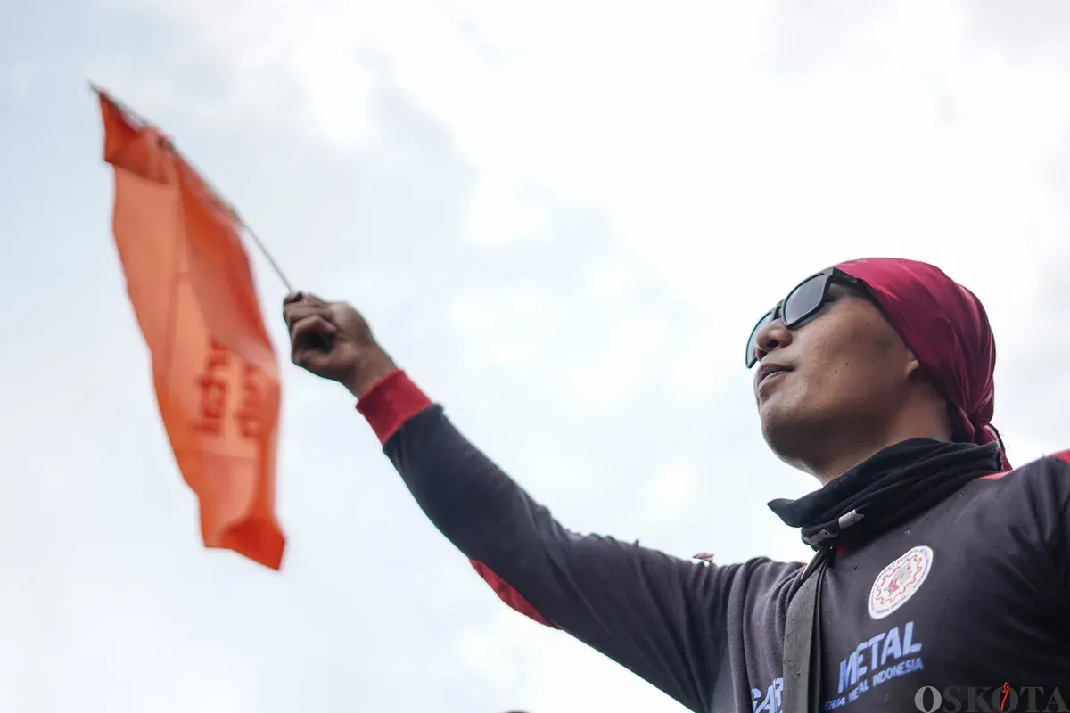 Buruh mengikuti aksi unjuk rasa menolak Upah Minimum Provinsi (UMP) DKI Jakarta di Jalan Merdeka Selatan, Jakarta, Senin, 29 Desember 2025. (Sumber: Poskota/Bilal Nugraha Ginanjar)