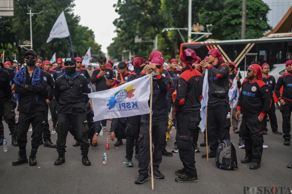 Buruh mengikuti aksi unjuk rasa menolak Upah Minimum Provinsi (UMP) DKI Jakarta di Jalan Merdeka Selatan, Jakarta, Senin, 29 Desember 2025. (Sumber: Poskota/Bilal Nugraha Ginanjar)