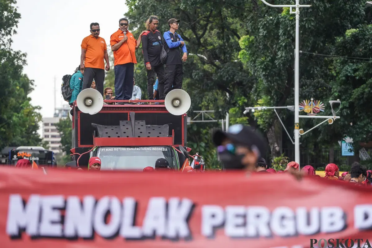 Buruh mengikuti aksi unjuk rasa menolak Upah Minimum Provinsi (UMP) DKI Jakarta di Jalan Merdeka Selatan, Jakarta, Senin, 29 Desember 2025. (Sumber: Poskota/Bilal Nugraha Ginanjar)