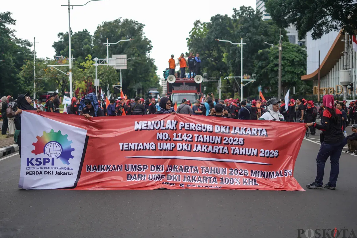 Buruh mengikuti aksi unjuk rasa menolak Upah Minimum Provinsi (UMP) DKI Jakarta di Jalan Merdeka Selatan, Jakarta, Senin, 29 Desember 2025. (Sumber: Poskota/Bilal Nugraha Ginanjar)