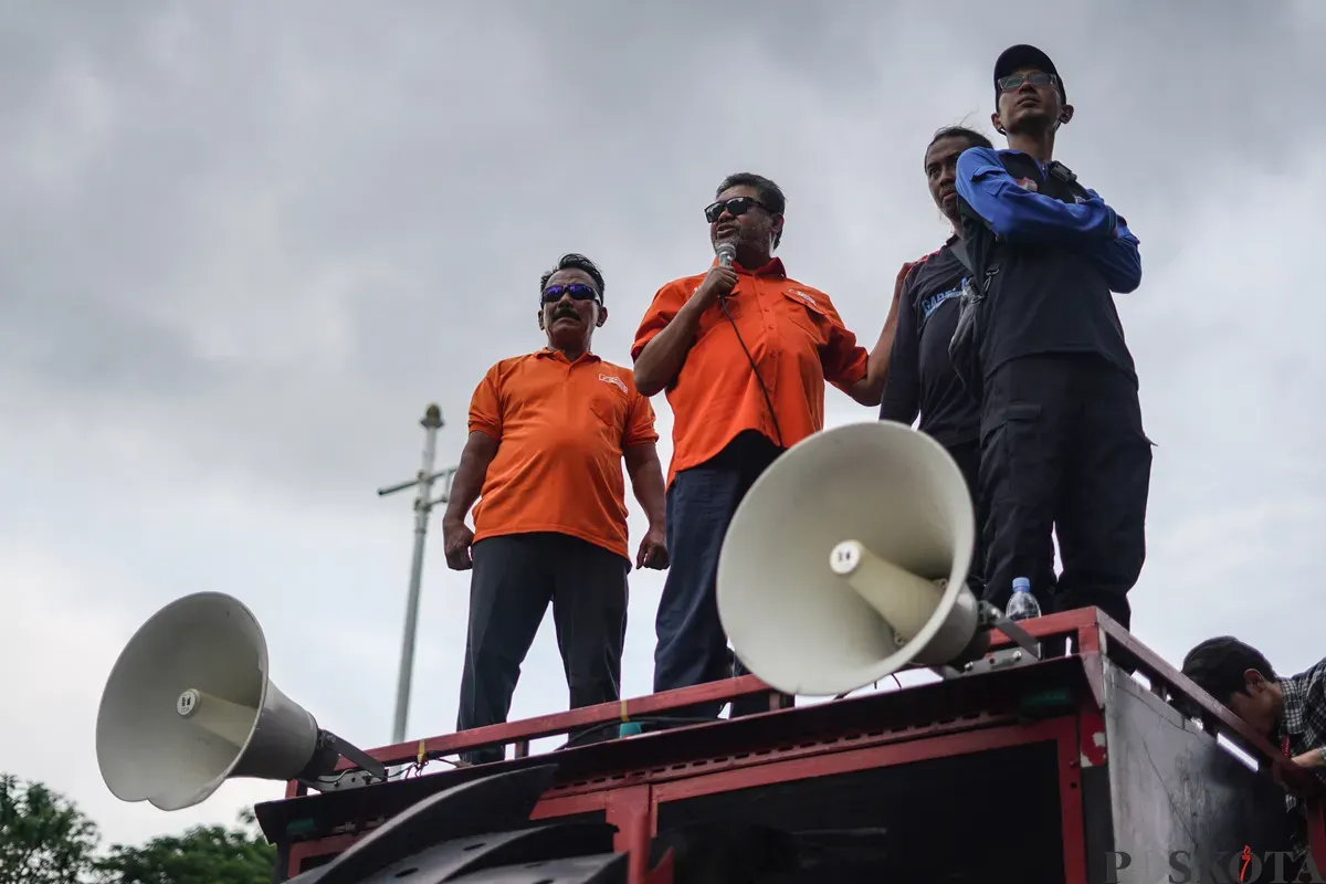 Buruh mengikuti aksi unjuk rasa menolak Upah Minimum Provinsi (UMP) DKI Jakarta di Jalan Merdeka Selatan, Jakarta, Senin, 29 Desember 2025. (Sumber: Poskota/Bilal Nugraha Ginanjar)