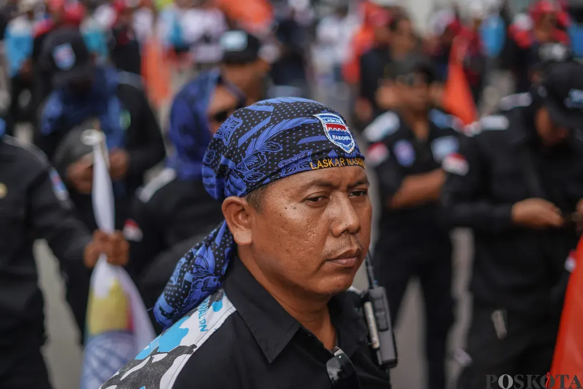 Buruh mengikuti aksi unjuk rasa menolak Upah Minimum Provinsi (UMP) DKI Jakarta di Jalan Merdeka Selatan, Jakarta, Senin, 29 Desember 2025. (Sumber: Poskota/Bilal Nugraha Ginanjar)