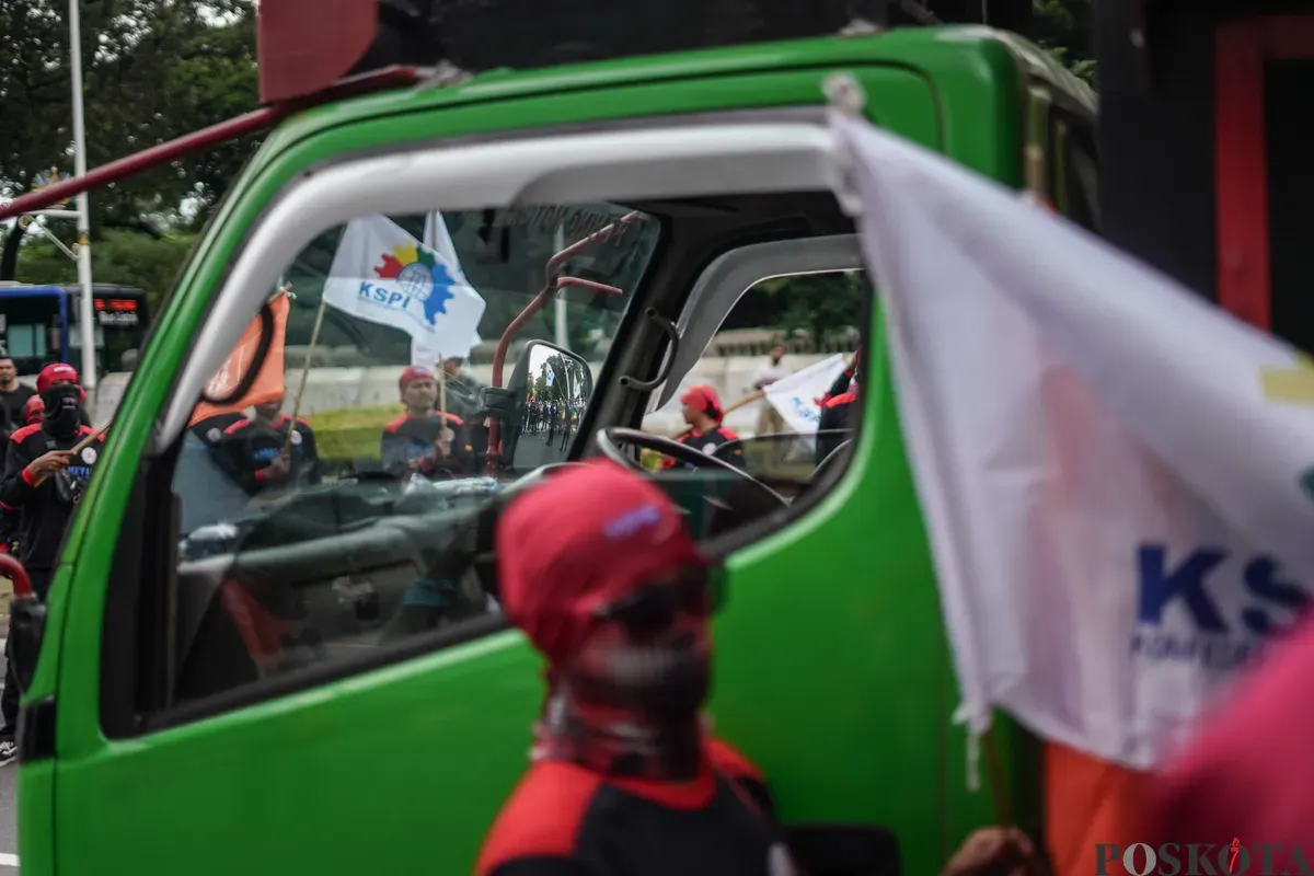 Buruh mengikuti aksi unjuk rasa menolak Upah Minimum Provinsi (UMP) DKI Jakarta di Jalan Merdeka Selatan, Jakarta, Senin, 29 Desember 2025. (Sumber: Poskota/Bilal Nugraha Ginanjar)