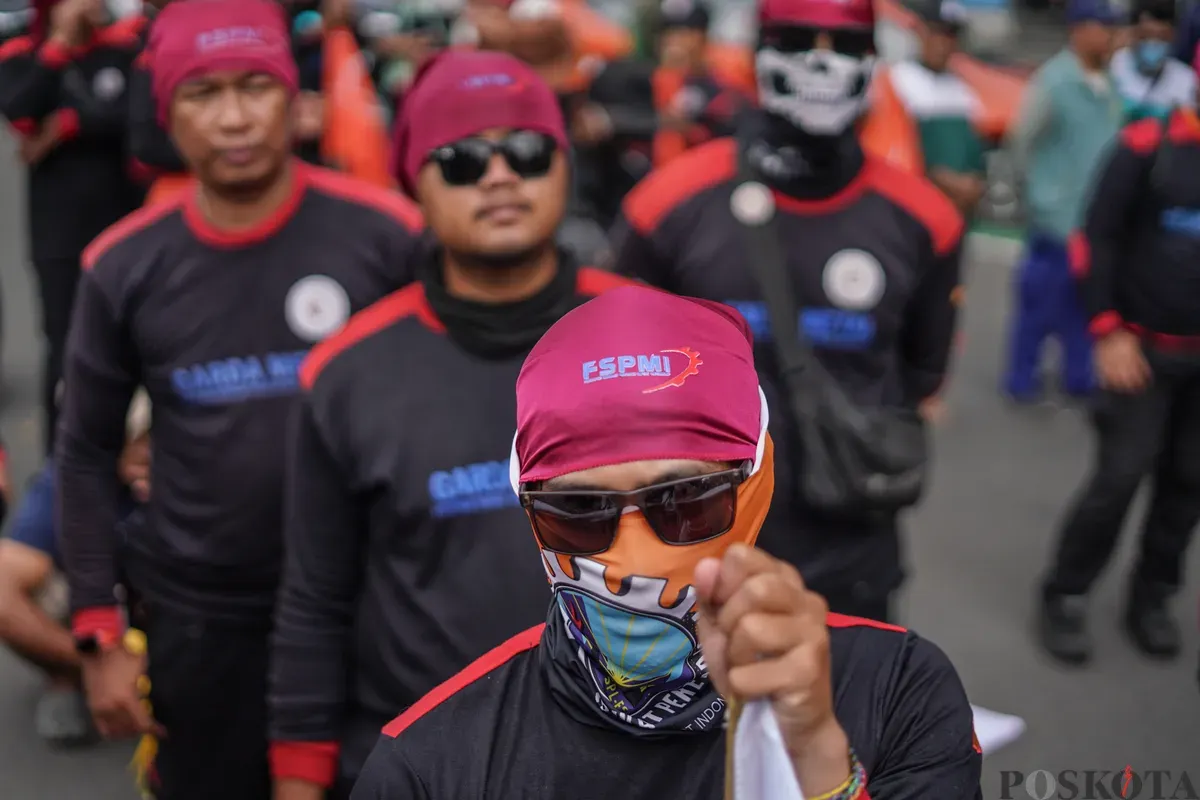 Buruh mengikuti aksi unjuk rasa menolak Upah Minimum Provinsi (UMP) DKI Jakarta di Jalan Merdeka Selatan, Jakarta, Senin, 29 Desember 2025. (Sumber: Poskota/Bilal Nugraha Ginanjar)