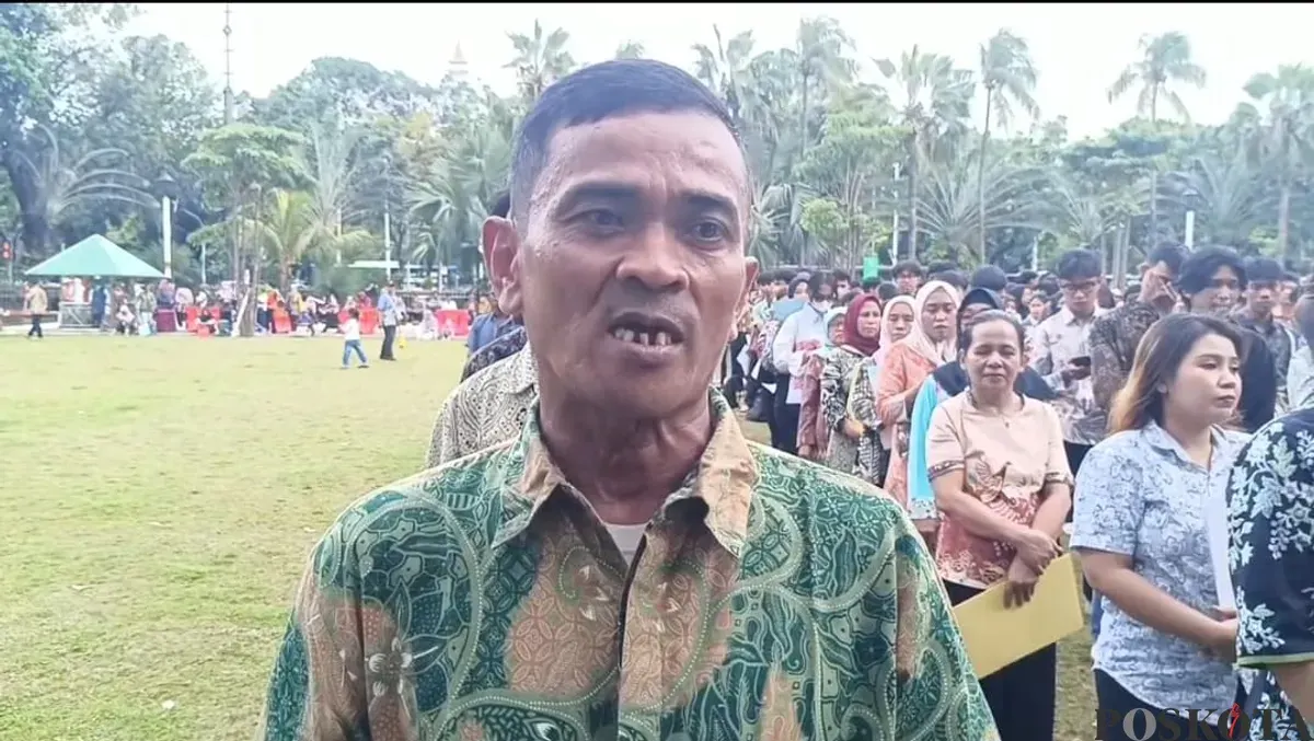 Amir Hamzah, 50 tahun, warga yang terharu karena ijazahnya dapat diambil setelah puluhan tahun tertahan di sekolah. (Sumber: Poskota | Foto: Pandi Ramedhan)