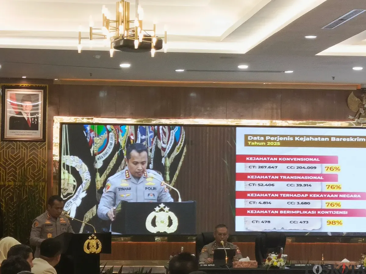 Kepala Badan Reserse Kriminal (Kabareskrim) Polri Komisaris Jenderal Polisi Syahardiantono, saat menyampaikan paparan Rilis Akhir Tahun Polri di Mabes Polri, Jakarta Selatan, Selasa, 30 Desember 2025. (Sumber: Poskota/Ali Mansur)