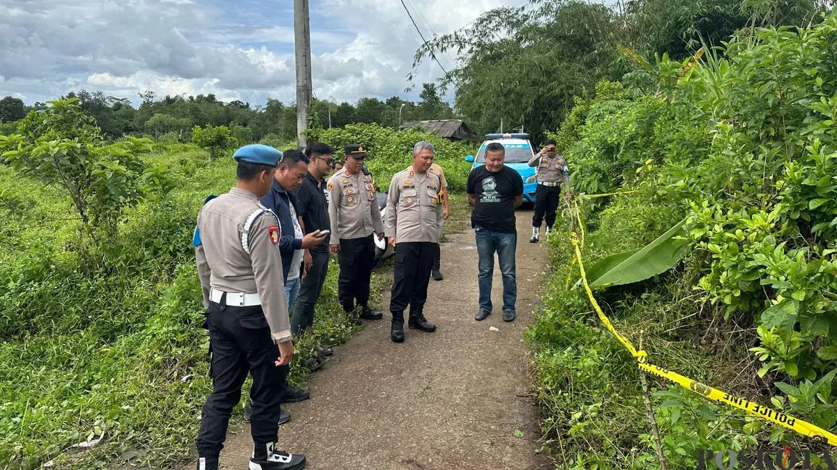 Petugas kepolisian saat melakukan olah TKP penemuan korban. (Sumber: Poskota/Veronica Prasetio)