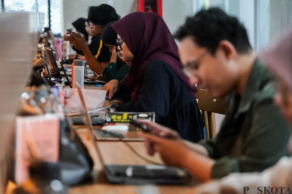 Warga mengoperasikan laptopnya saat bekerja di Perpustakaan Jakarta, Taman Ismail Marzuki, Jakarta, Senin, 29 Desember 2025. (Sumber: Poskota/Bilal Nugraha Ginanjar)