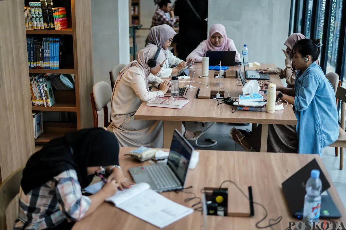 Warga mengoperasikan laptopnya saat bekerja di Perpustakaan Jakarta, Taman Ismail Marzuki, Jakarta, Senin, 29 Desember 2025. (Sumber: Poskota/Bilal Nugraha Ginanjar)