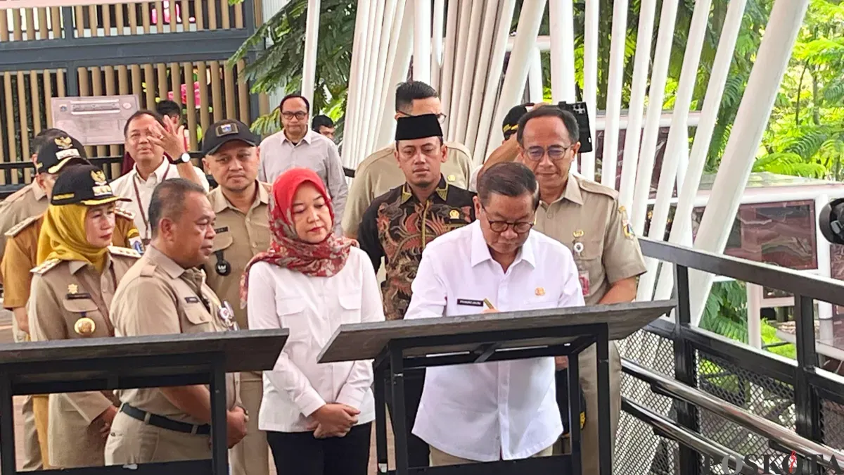 Gubernur DKI Jakarta, Pramono Anung, saat meresmikam JPO Pesanggrahan di Jakarta Barat, Rabu, 30 Desember 2025. (Sumber: Poskota/ Pandi Ramedhan)