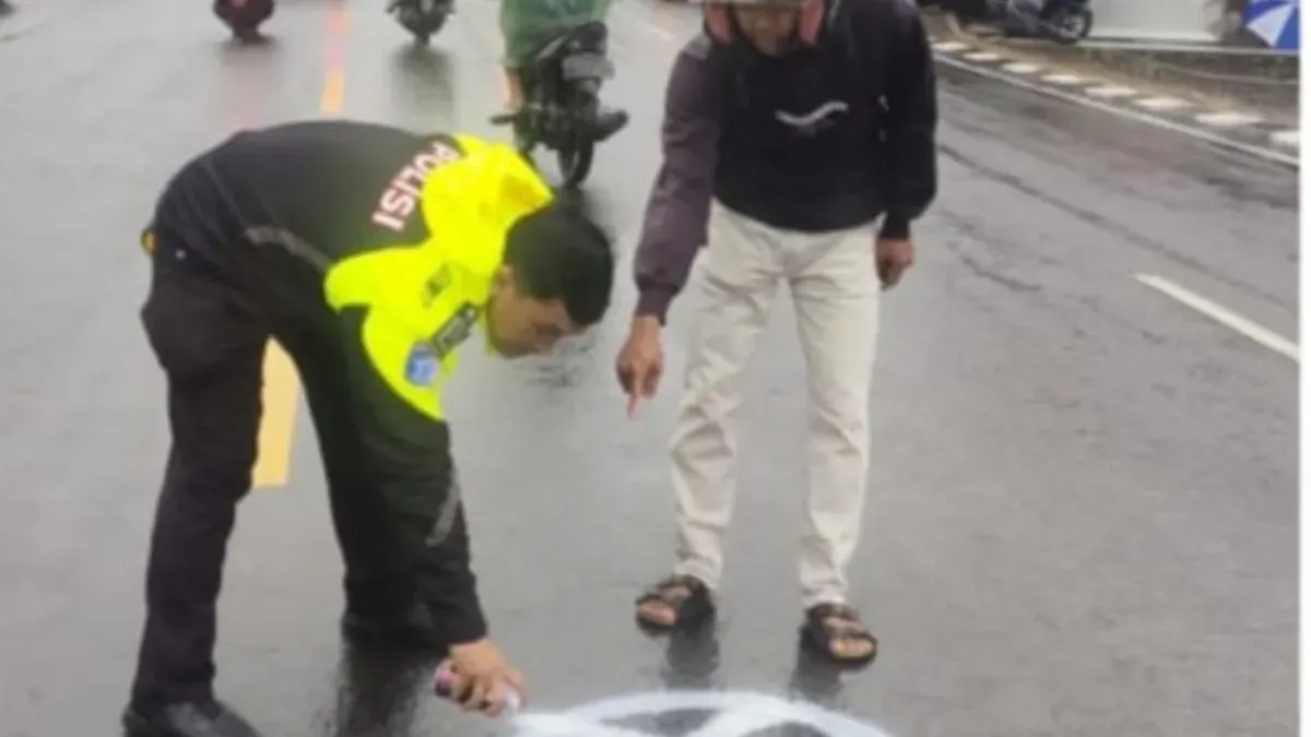 Petugas kepolisian memberi tanda di lokasi kejadian kecelakaan maut di Jalan Raya Puncak, Megamendung, Kabupaten Bogor. (Sumber: Polres Bogor)