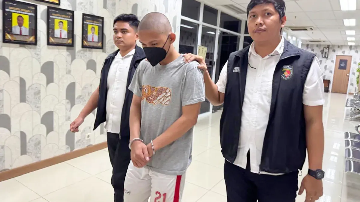 Pelaku HN, 18 tahun saat diamankan oleh Satreskrim Polres Bandara Soekarno-Hatta. (Sumber: Polres Bandara Soekarno-Hatta)
