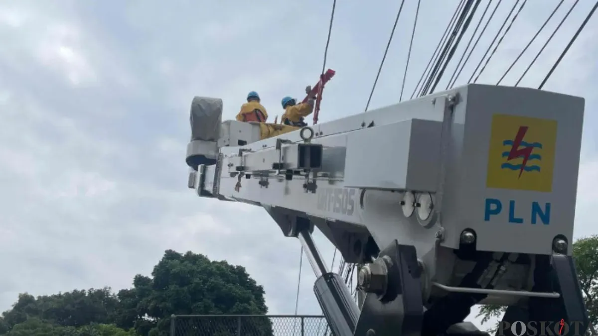 Petugas lapangan PLN UP3 Cimahi melakukan pemeliharaan jaringan, Rabu, 31 Desember 2025. (Sumber: Poskota/Gatot Poedji Utomo)