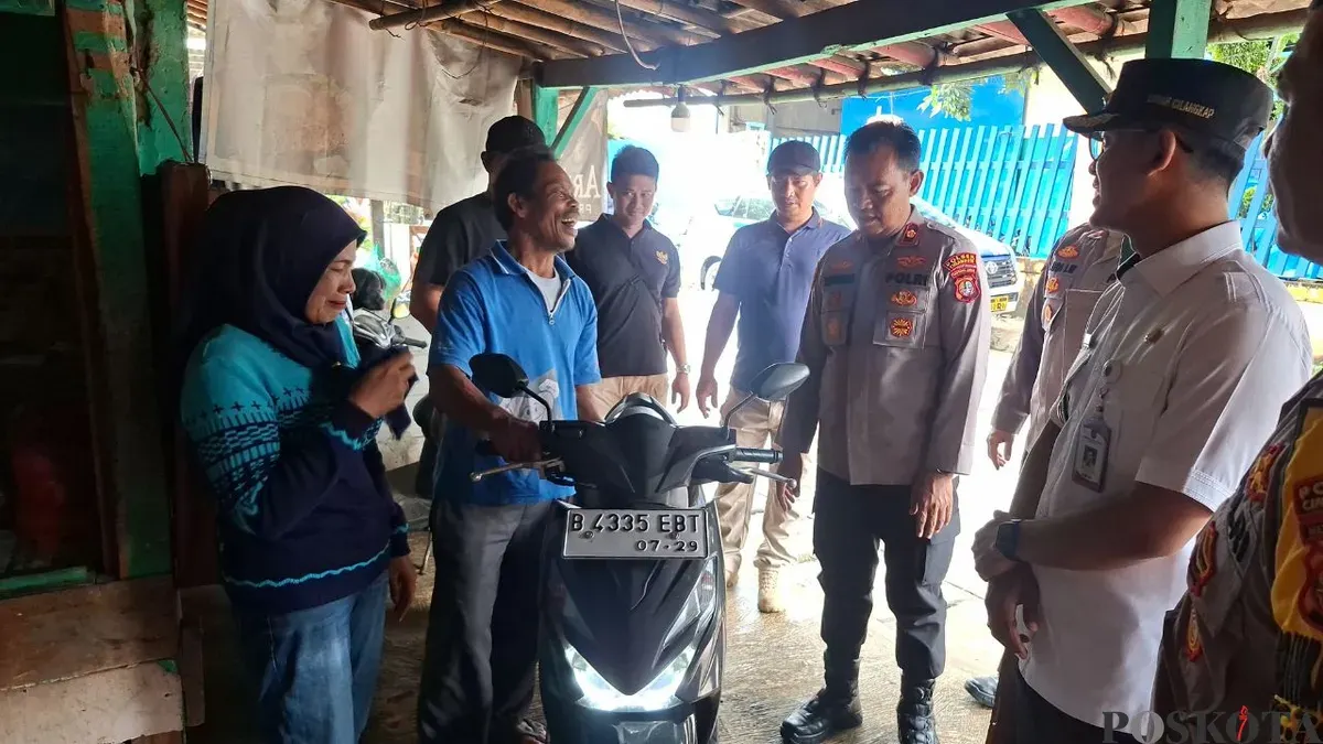 Kapolsek Cimanggis Kompol Jupriono mengembalikan motor yang sebelumnya dirampas sindikat Matel kepada pemiliknya di Kp Cilangkap, Tapos, Kota Depok pada Rabu siang, 31 Desember 2025. (Sumber: Poskota/Angga Pahlevi)