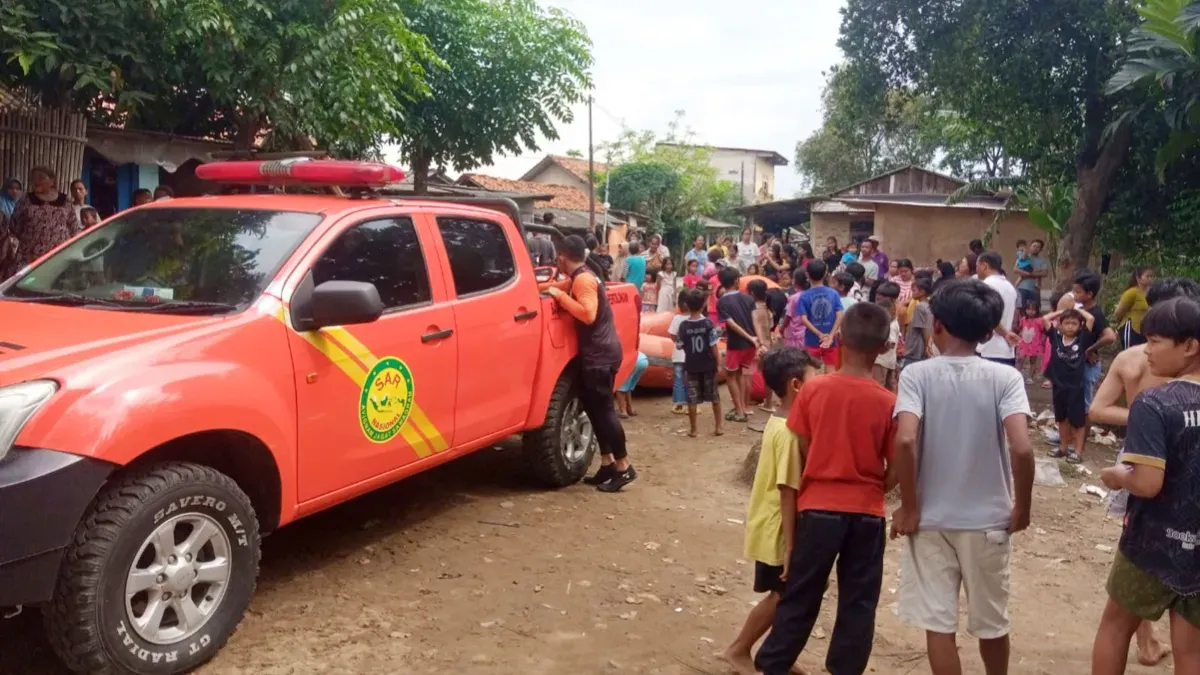Tim SAR saat melakukan evakuasi korban tenggelam di Sungai Cisadane. (Sumber: SAR Jakarta)