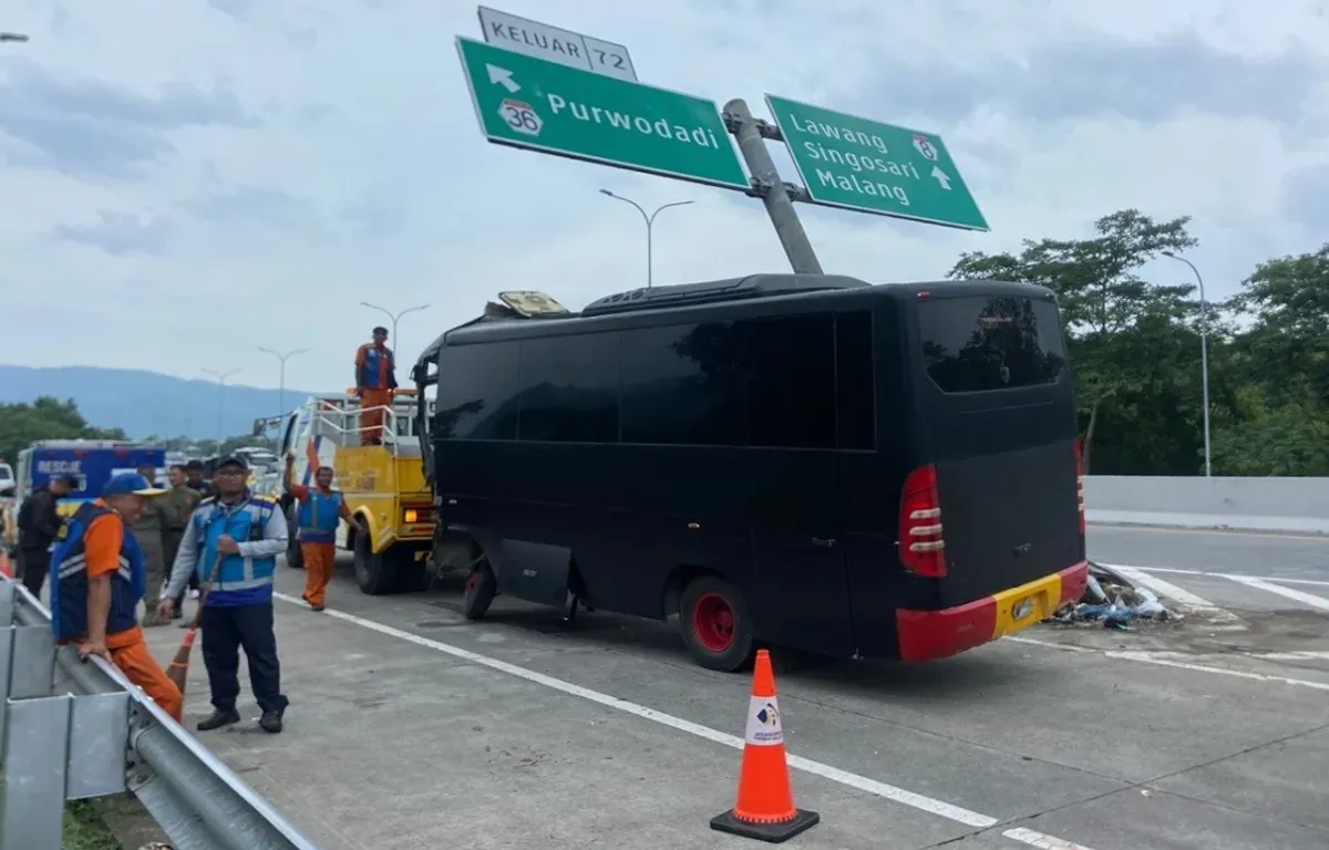 Bus Brimob yang mengangkut siswa SMAN 1 Porong mengalami kecelakaan di persimpangan Tol Pandaan-Malang KM 72, 2 orang dinyatakan meninggal dunia akibat kejadian itu. (Sumber: Dok Ditlantas Polda Jawa Timur)