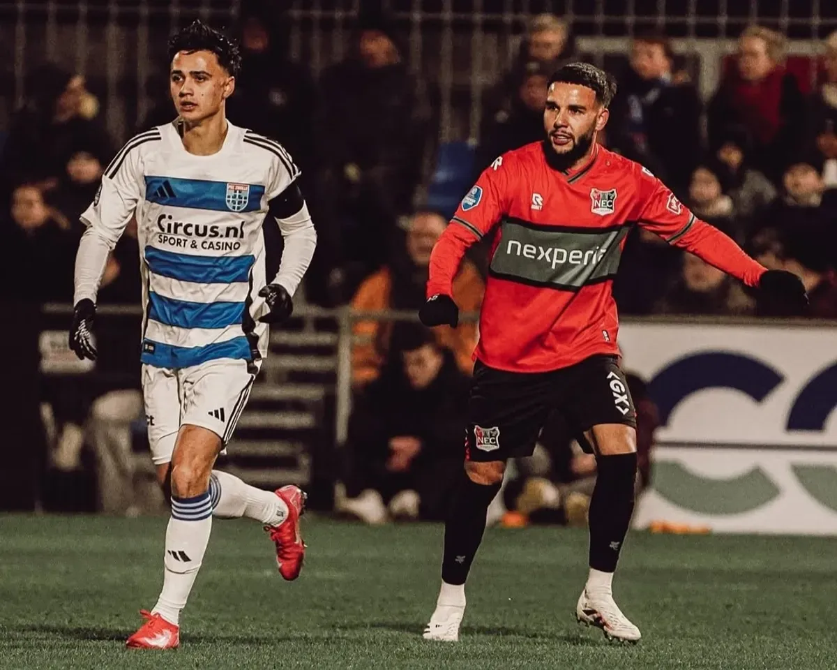 Calvin Verdonk bertemu rekannya di Timnas Indonesia, Eliano Reijnders pada pertandingan PEC Zwolle vs NEC Nijmegen. (Foto: Instagram/@c.verdonk)