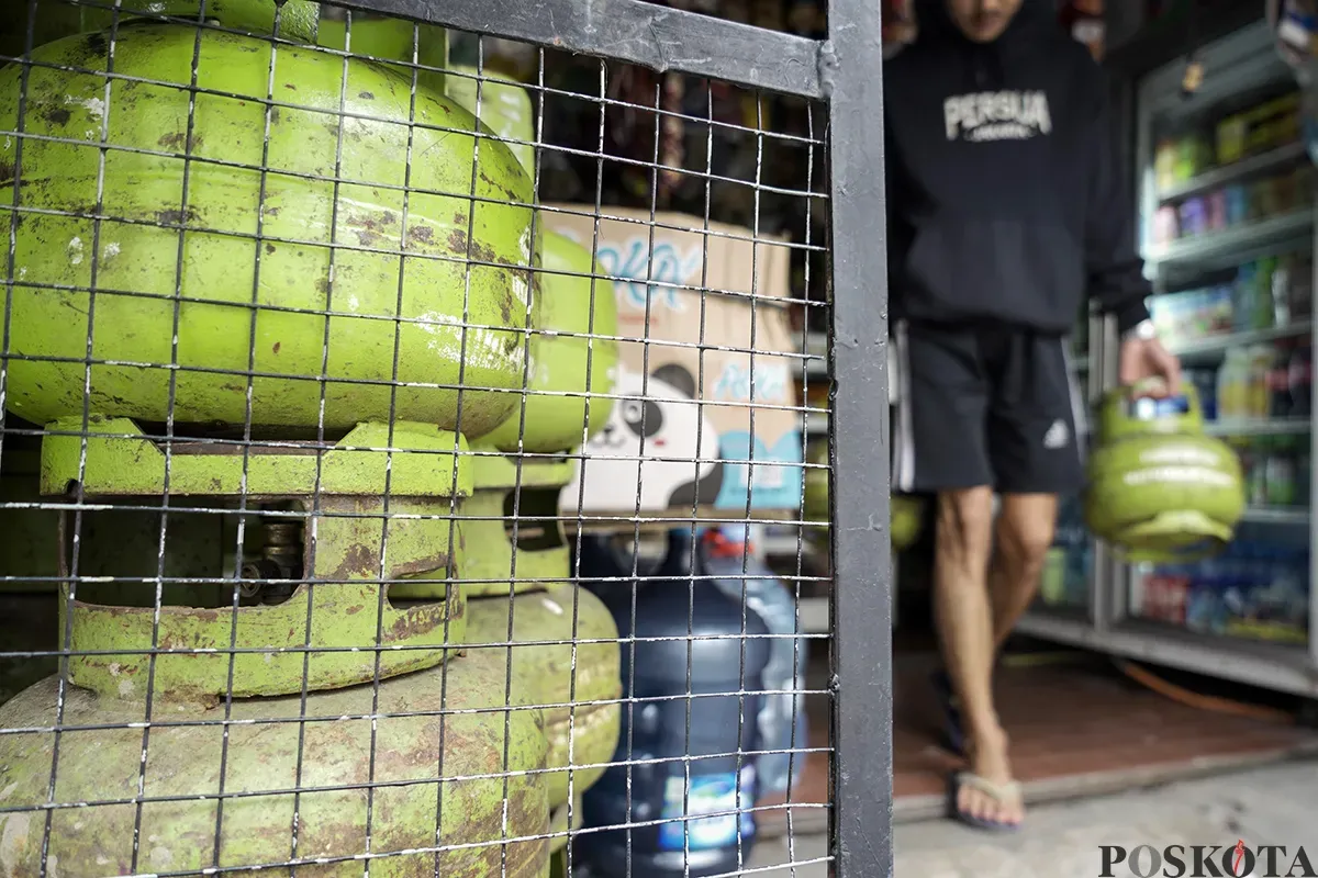 Warga membawa dua tabung gas elpiji 3 Kg yang dibelinya dari warung kelontong di kawasan Palmerah, Jakarta Barat, Sabtu, 1 Februari 2025. (Sumber: Poskota/Bilal Nugraha Ginanjar)