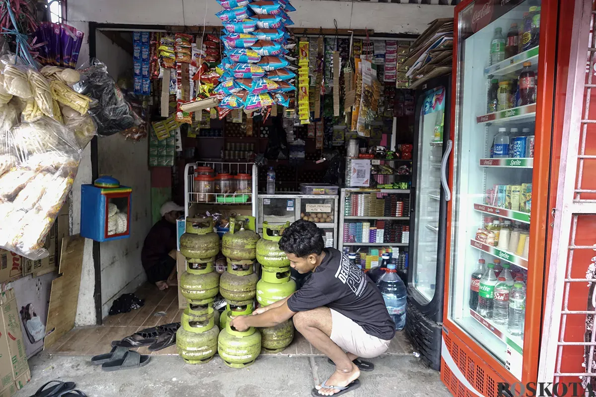 Warga membawa dua tabung gas elpiji 3 Kg yang dibelinya dari warung kelontong di kawasan Palmerah, Jakarta Barat, Sabtu, 1 Februari 2025. (Sumber: Poskota/Bilal Nugraha Ginanjar)