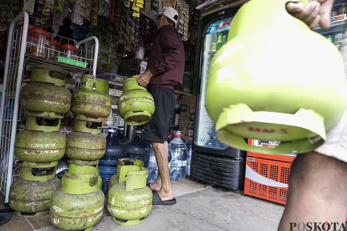 Warga membawa dua tabung gas elpiji 3 Kg yang dibelinya dari warung kelontong di kawasan Palmerah, Jakarta Barat, Sabtu, 1 Februari 2025. (Sumber: Poskota/Bilal Nugraha Ginanjar)