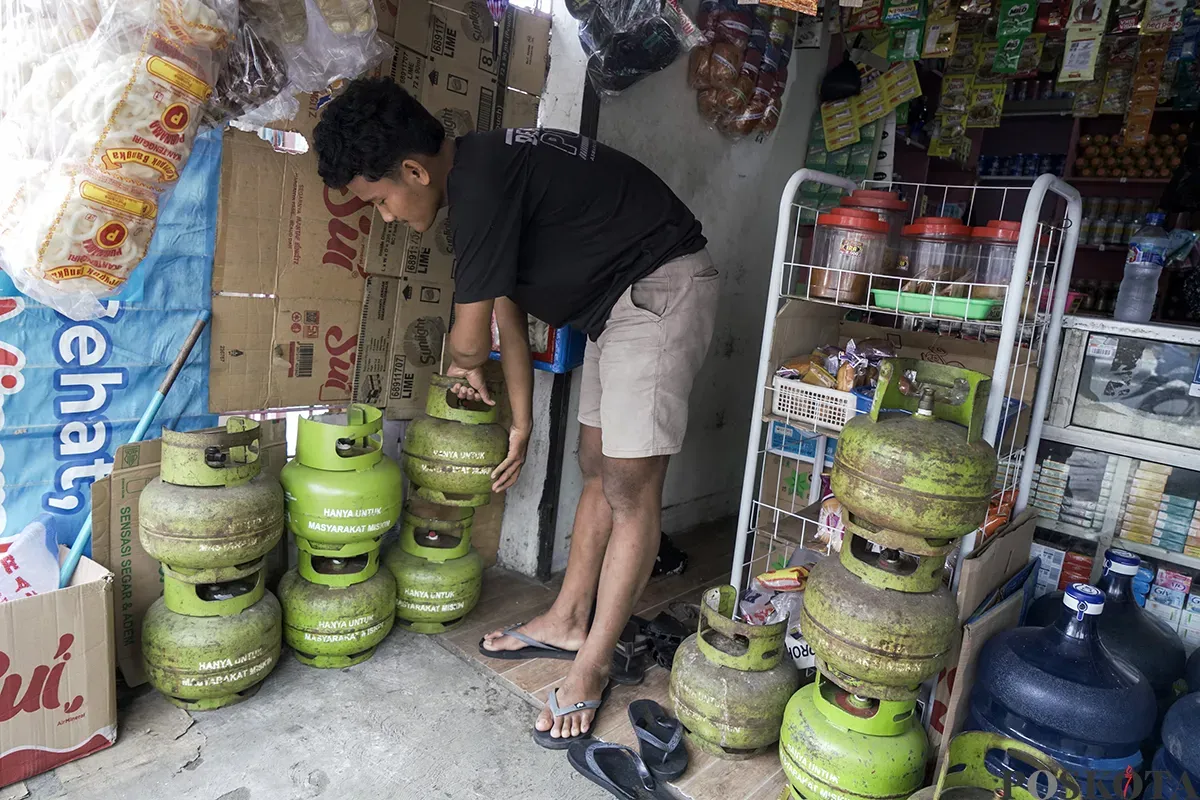 Warga membawa dua tabung gas elpiji 3 Kg yang dibelinya dari warung kelontong di kawasan Palmerah, Jakarta Barat, Sabtu, 1 Februari 2025. (Sumber: Poskota/Bilal Nugraha Ginanjar)