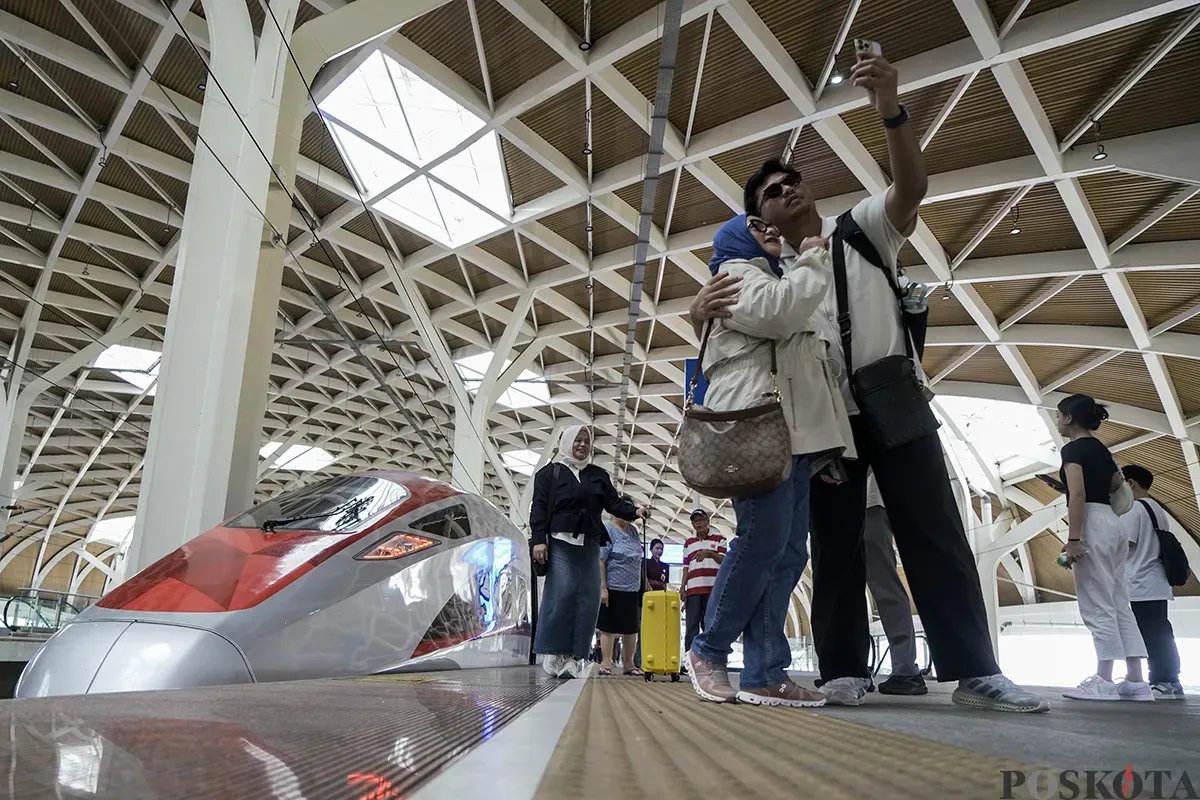 Calon penumpang menunggu kedatangan kereta cepat Whoosh di peron Stasiun Whoosh Halim, Jakarta Timur, Sabtu, 1 Februari 2025. (Sumber: Poskota/Bilal Nugraha Ginanjar)